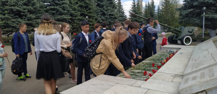 Возложение цветов к стелле в сквере 112 Башкирской кавалерийской дивизии