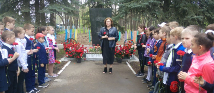 Возложение цветов войнам-землякам, учителям и ученикам, погибшим в жестоких боях