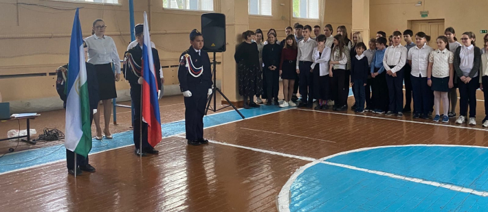 Торжественная линейка  с выносом государственных флагов и исполнением гимнов